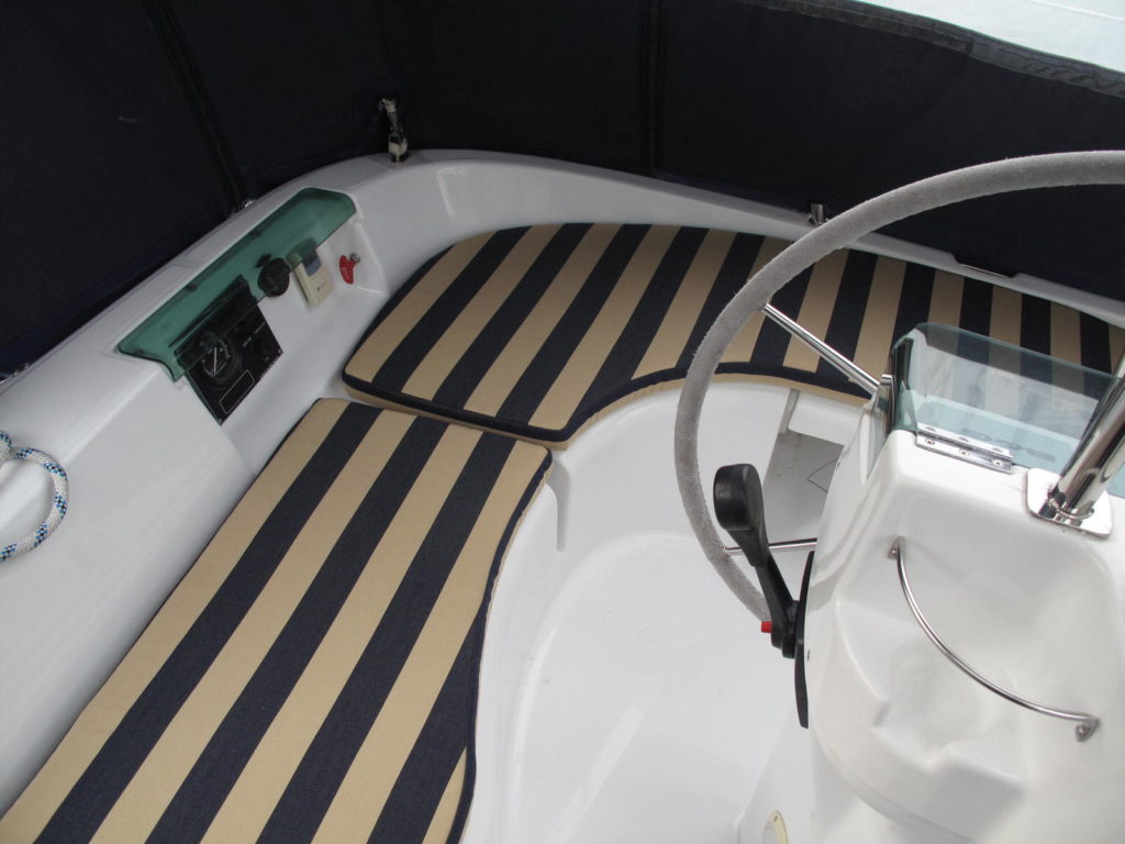 Sailing boat with cockpit cushions